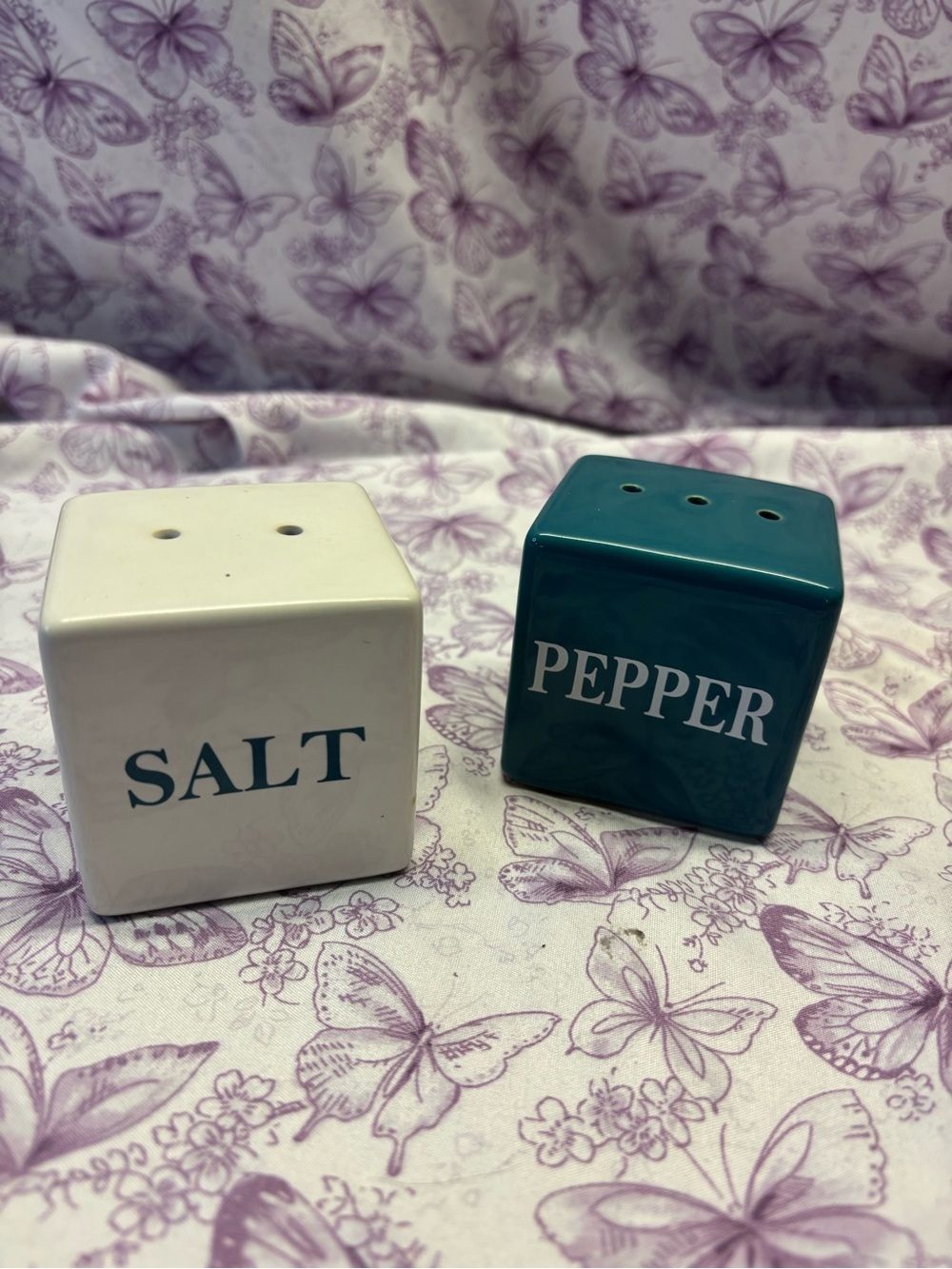 ✴️White & Teal Ceramic Cubes Salt & Pepper Shakers